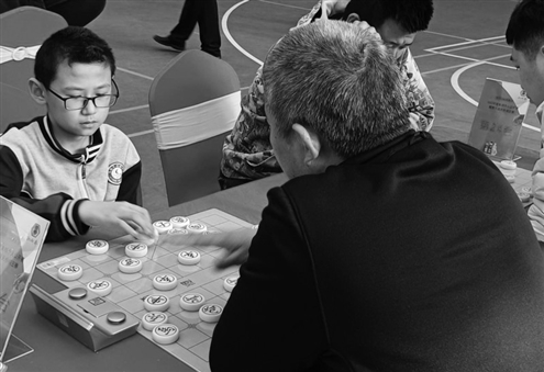 赛场上,棋手们在方寸之间进行楚河汉界的对阵“争雄”